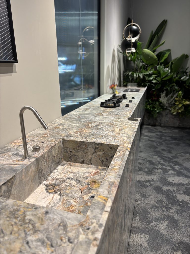 Kuchyňská pracovní deska z přírodního kamene s integrovaným kamenným dřezem - realizace KNF Marble