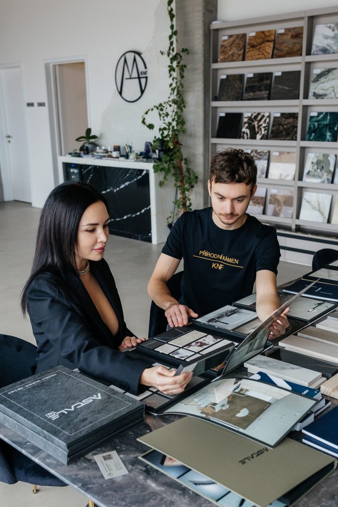 Vzorky přírodního kamene, umělého kamene KNF Quartz a velkoformátové keramiky ASCALE v showroomu Praha